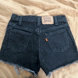 BLACK LEVI JEAN SHORTS